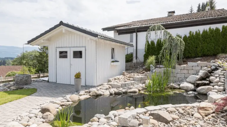 Vielfalt an Gartengestaltungen mit Steinen und Pflanzen