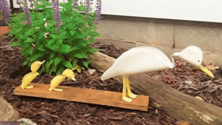 Erstellen Sie Ihre eigene Gartenwelt mit einfachen und kostengünstigen DIY-Projekten aus PVC-Rohren.