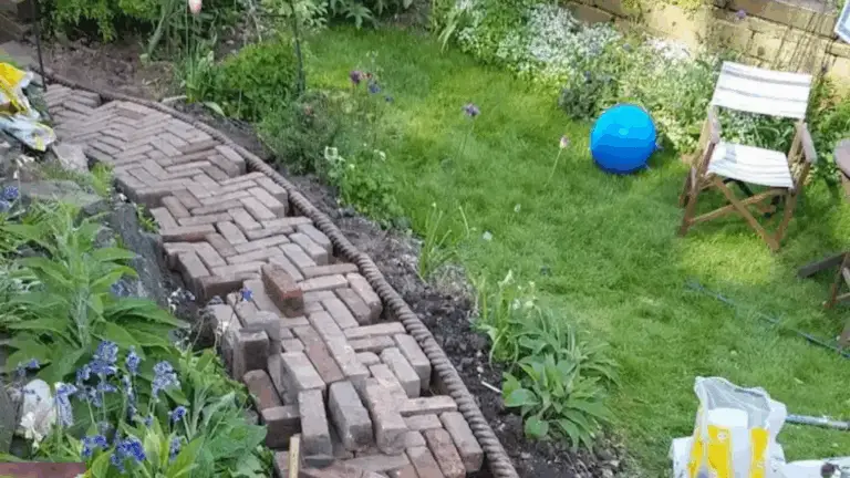 DIY Ziegelgartenweg: So gelingt dein eigener, charmanten Gartenpfad