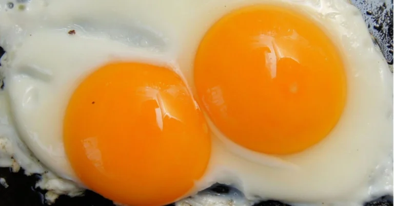 Wusstest du, dass die Farbe des Eigelbs durch die Ernährung der Hühner beeinflusst wird?